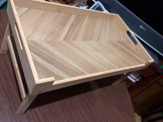 Bandeja de madera con asas