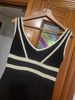 Vestido Negro Zara con Detalles Blancos
