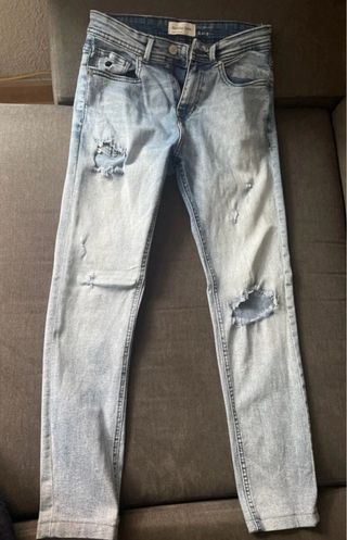 Pantalones vaqueros Bershka pitillo rotos Talla S