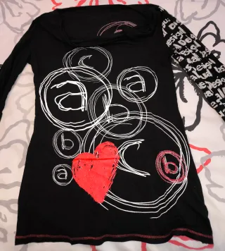 Camiseta Desigual Negra Corazón Rojo Talla M