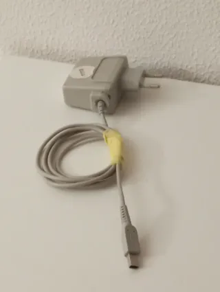 Cargador Nintendo 3DS Gris. No original.