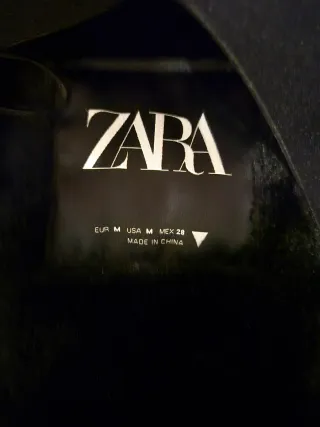 Parka Zara Negra con Capucha y Pelo