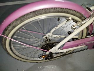 Bicicleta infantil rosa y blanca