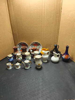 Set di miniature in porcellana e argilla