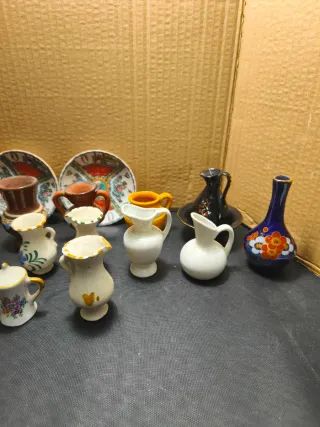 Set di miniature in porcellana e argilla