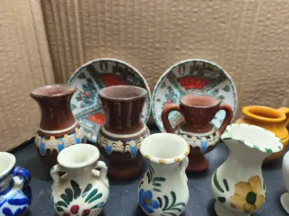 Set di miniature in porcellana e argilla