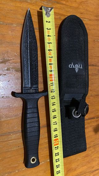 Herramienta táctica negra con funda