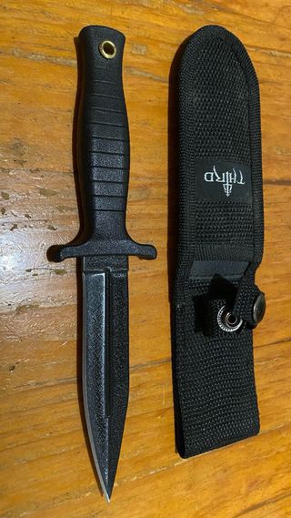 Herramienta táctica negra con funda