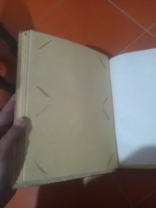 Álbum de fotos natural mediano.