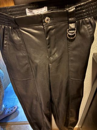 Pantalón cuero Bershka Talla S