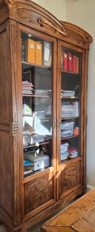 Armario antiguo de madera y cristal