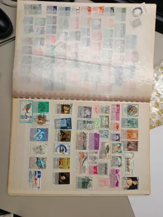 Álbum de sellos de todo el mundo y diferentes años