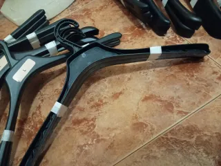 Perchas resistentes de plástico negro