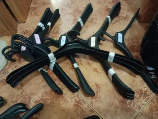 Perchas resistentes de plástico negro