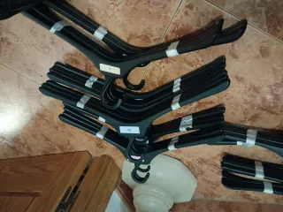 Perchas resistentes de plástico negro