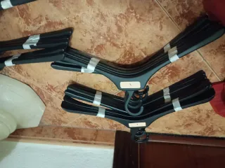 Perchas resistentes de plástico negro