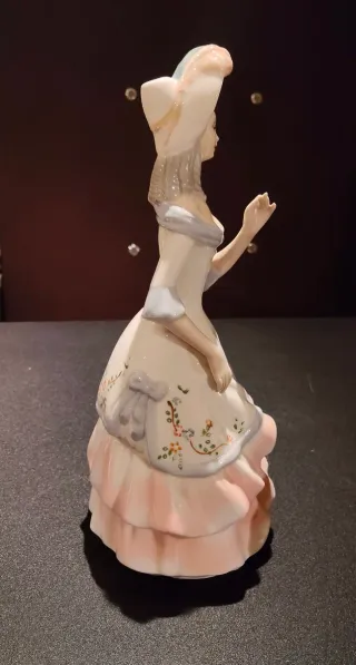 Figura Tengra Dama con Sombrero 35cm