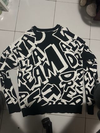 Jersey Bershka Negro y Blanco Graffiti