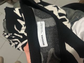 Jersey Bershka Negro y Blanco Graffiti