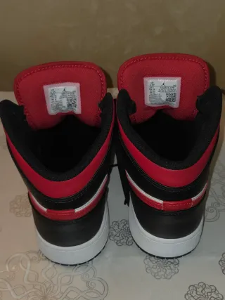Jordan Air Jordan 1 Mid Rojo/Negro