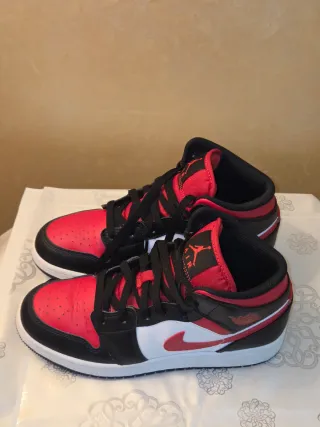 Jordan Air Jordan 1 Mid Rojo/Negro