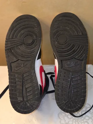 Jordan Air Jordan 1 Mid Rojo/Negro