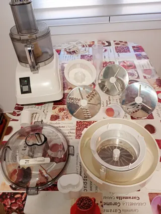 Robot de cocina con accesorios