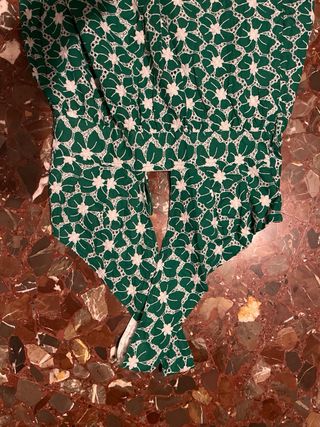 Vestido verde flores blanco cruzado