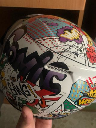 Casco con diseño cómic