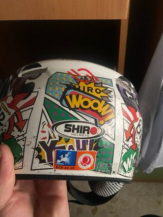 Casco con diseño cómic