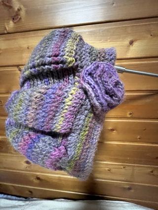 2 boinas de lana, 3 gorros, 1 cosaco