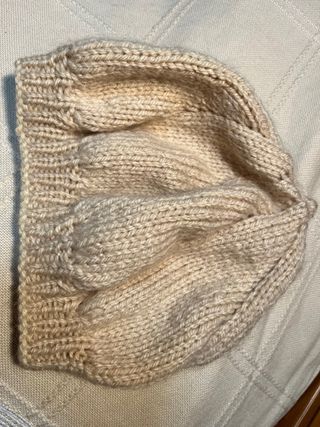 2 boinas de lana, 3 gorros, 1 cosaco