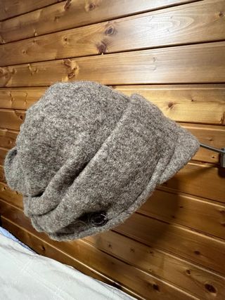 2 boinas de lana, 3 gorros, 1 cosaco