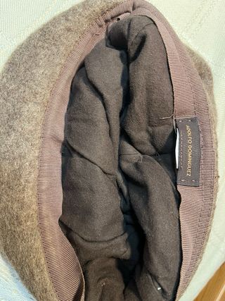 2 boinas de lana, 3 gorros, 1 cosaco