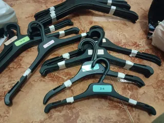 Lote de perchas de plástico negras