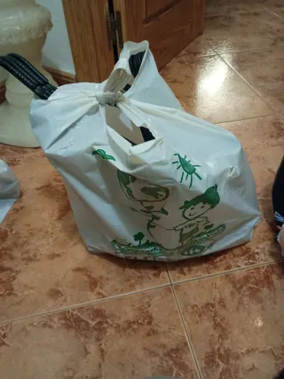 Lote de perchas de plástico negras