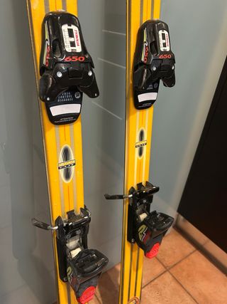 Esquís K2 Dynastar amarillos