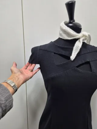 Vestito nero elegante con cut-out. Tg. 42