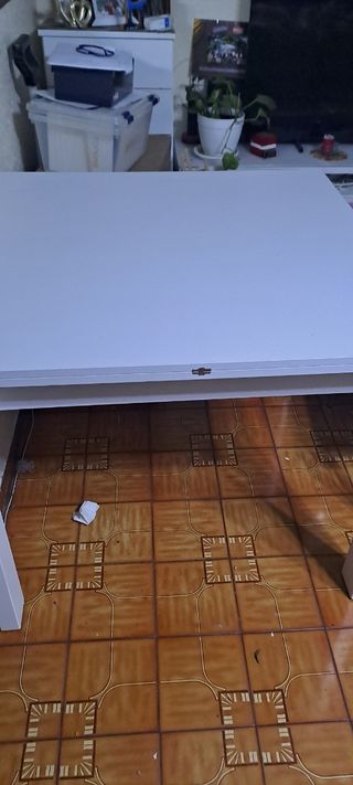 Sillas de comedor plateadas y blancas