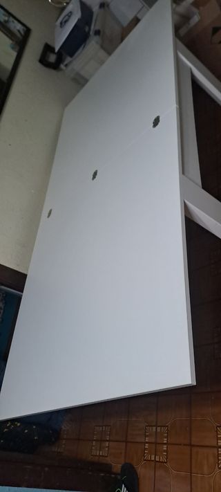 Sillas de comedor plateadas y blancas