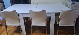 Sillas de comedor plateadas y blancas