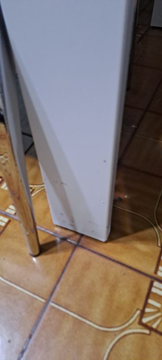 Sillas de comedor plateadas y blancas