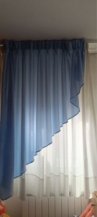 Cortinas azules y blancas de tela