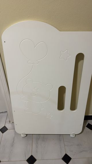 Cuna blanca con osito y corazón