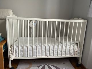 Cuna de bebé blanca con accesorios