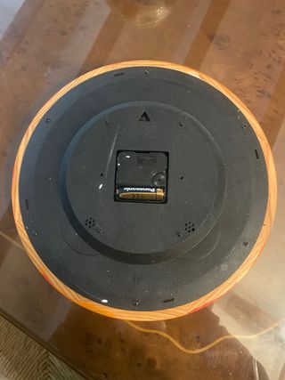 Reloj de pared naranja y blanco