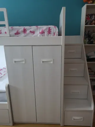 Litera tipo tren de melamina en color blanco.