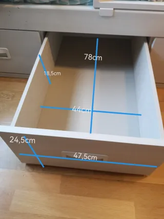 Litera tipo tren de melamina en color blanco.