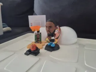 Figura de Damian Lillard NBA Ballers con peana