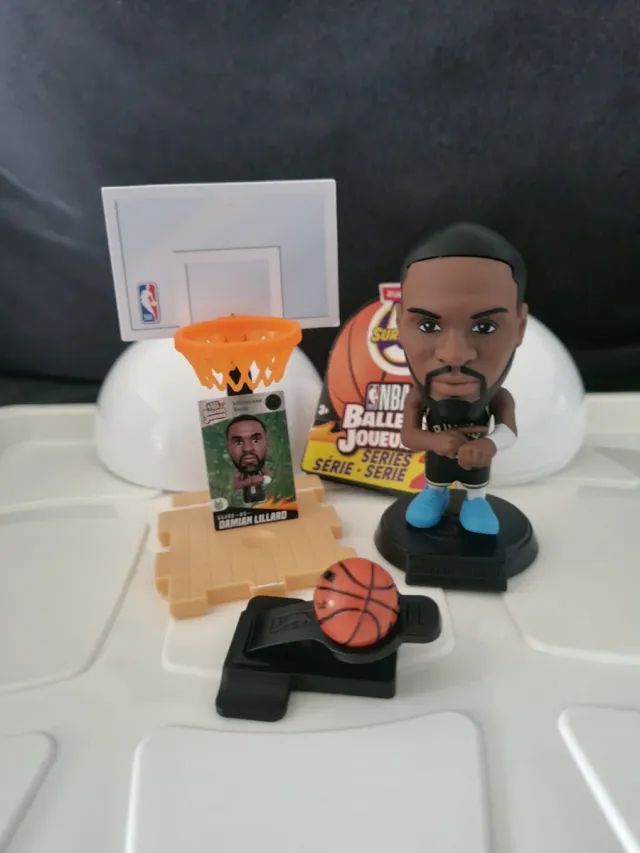 Figura de Damian Lillard NBA Ballers con peana